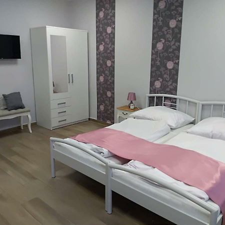 Alma Vendeghaz Hotel Veszprem Ngoại thất bức ảnh