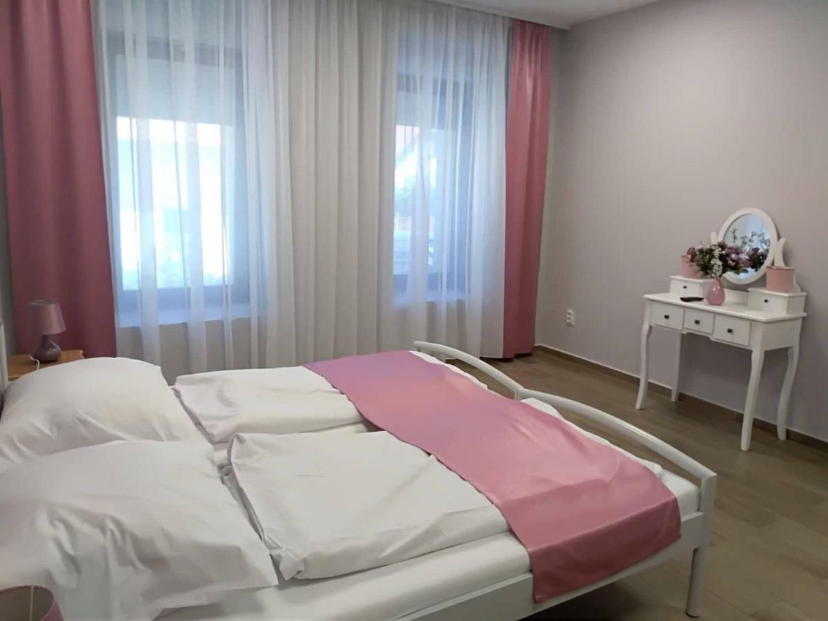 Alma Vendeghaz Hotel Veszprem Ngoại thất bức ảnh