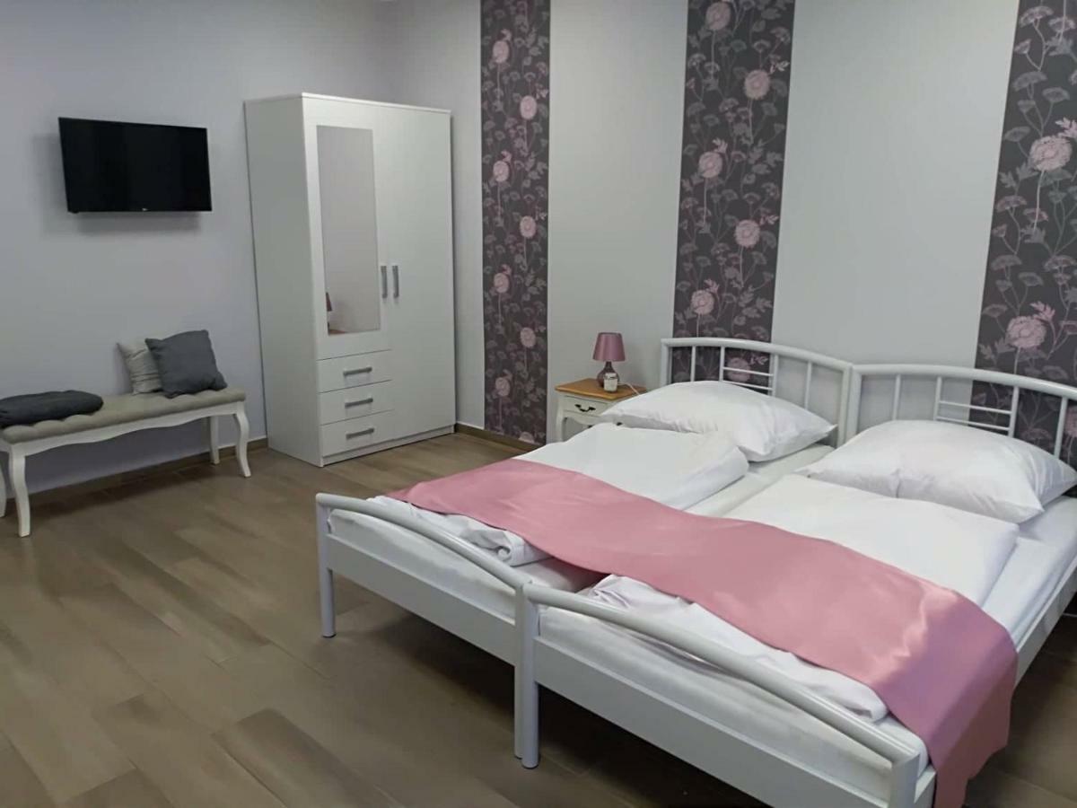 Alma Vendeghaz Hotel Veszprem Ngoại thất bức ảnh